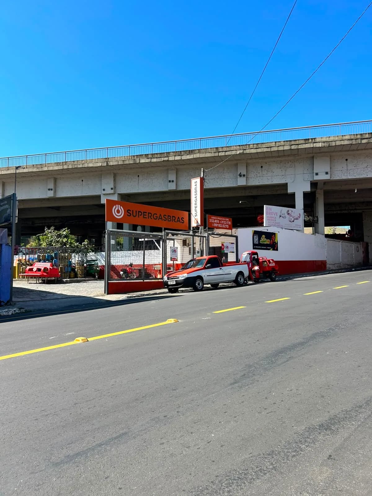 Fachada e veículos reais do Ligeirinho Gás em Guaratinguetá