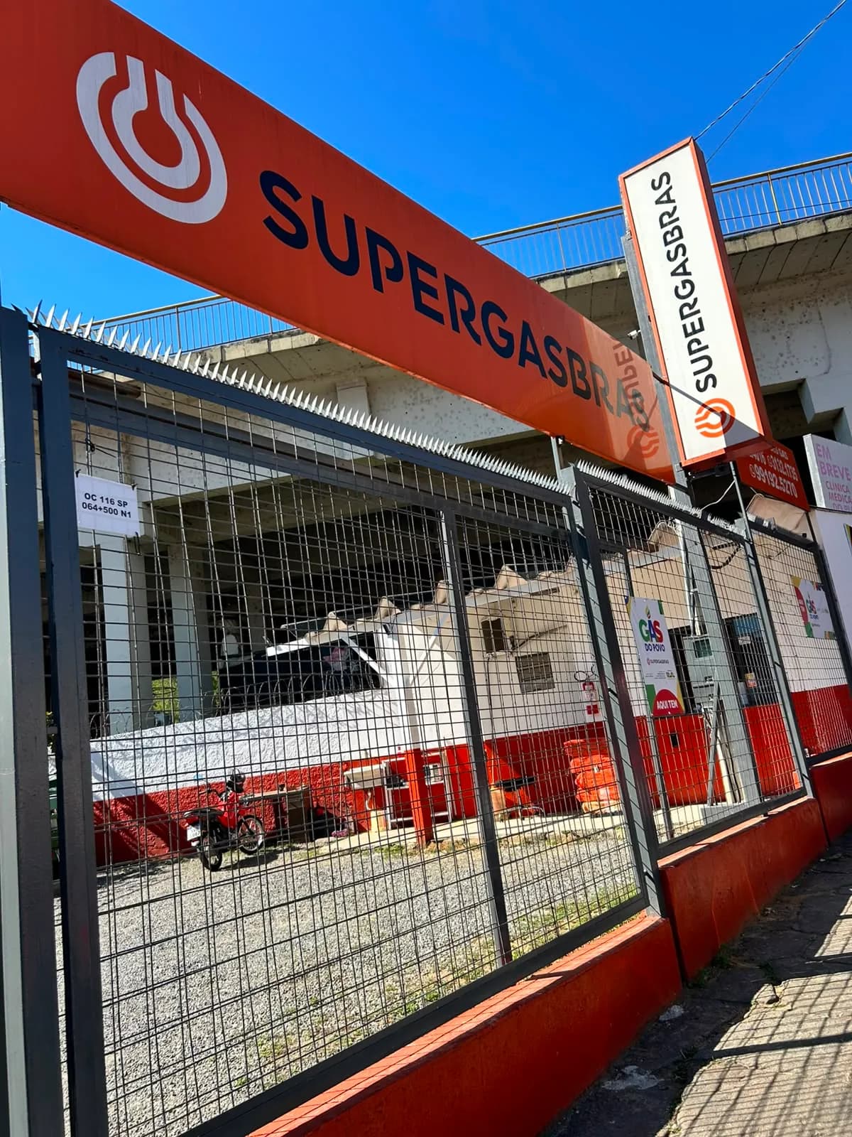 Fachada real do Ligeirinho Gás com identificação Supergasbras